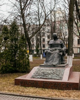 Памятник Николаю Гусовскому в Минске (у БГУ)