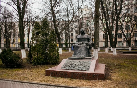 Памятник Николаю Гусовскому в Минске (у БГУ)