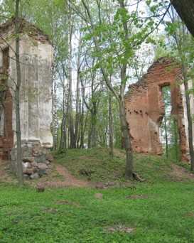 Руины дворца Тышкевичей в Логойске
